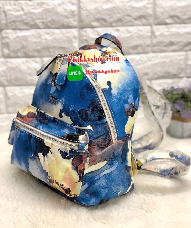 New in!!! GUESS BACKPACK BAG ลายดอกไม้มาเพิ่มค่ะ กระเป๋าสะพายหลัง หนังซาฟเฟียโน่นิ่ม ด้านหน้ามีโลโก้แบรนด์ พร้อมช่องซิปเล็กใส่มือถือหรือของจุกจิกได้ค่ะ เปิดปิดกระเป๋าแบบซิปคู่ ภายในโล่งใส่ของจุ มีช่องซิปและช่องเล็กใส่ของจุกจิกนะคะ ซับในลายแบรนด์ค่ะ สายสะพ