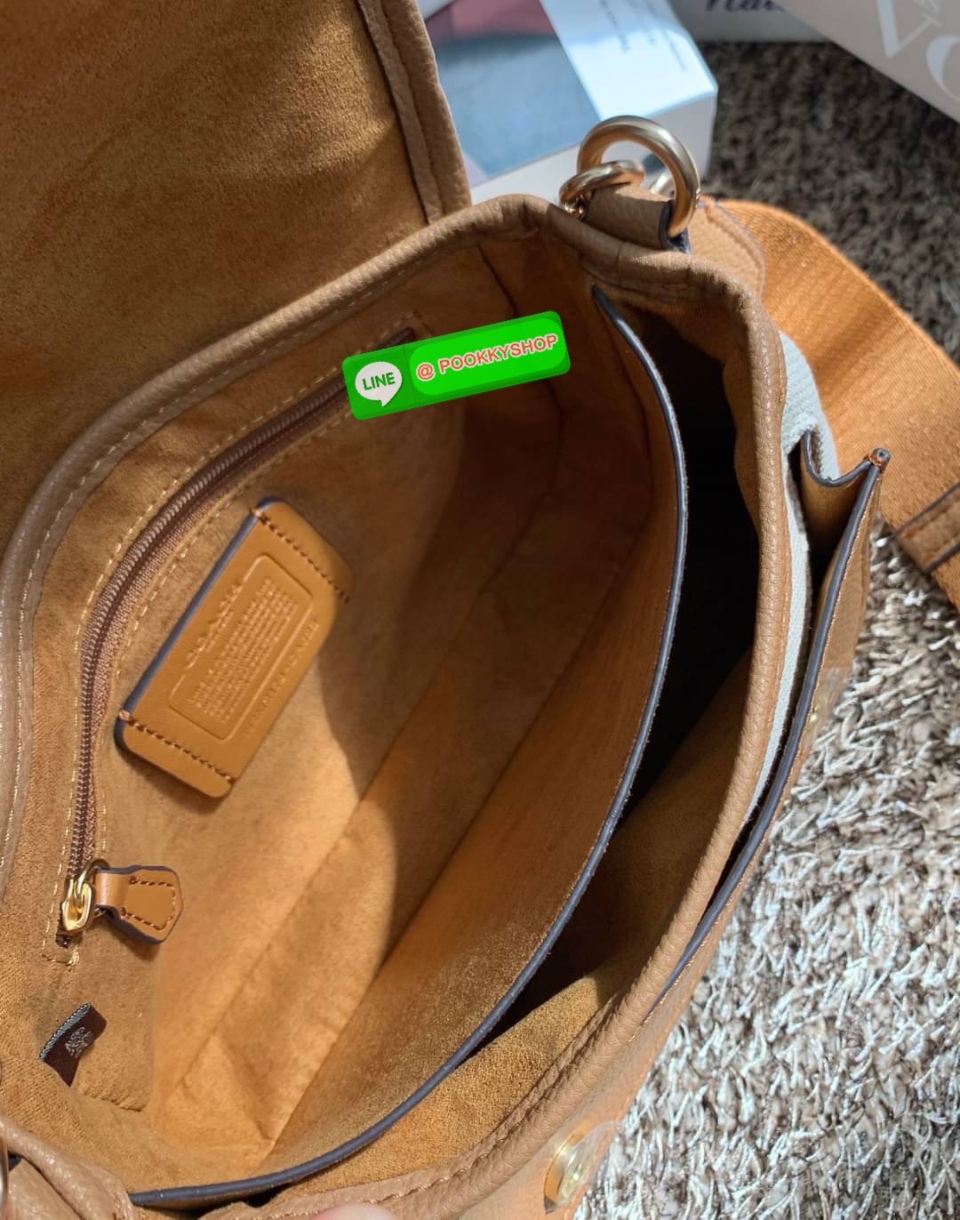 COACH LUCY CROSSBODY BAG((CA622)) 🔹พร้อมส่ง กระเป๋าสะพายแบบครอสบอดี้ร์ ทรงเก๋ วัสดุ แคนวาส+หนังแท้ ได้ลงตัวสวยงาม 🔹เปิดปิดกระเป๋าแบบกระดุมแป๊กสองข้าง ภายในมีข่องให้ใส่ของ3ช่องด้วยกัน ช่องค่อนข้างกางออกได้กว้าง จุของได้หลายอย่างเลยค่ะ มีช่อ