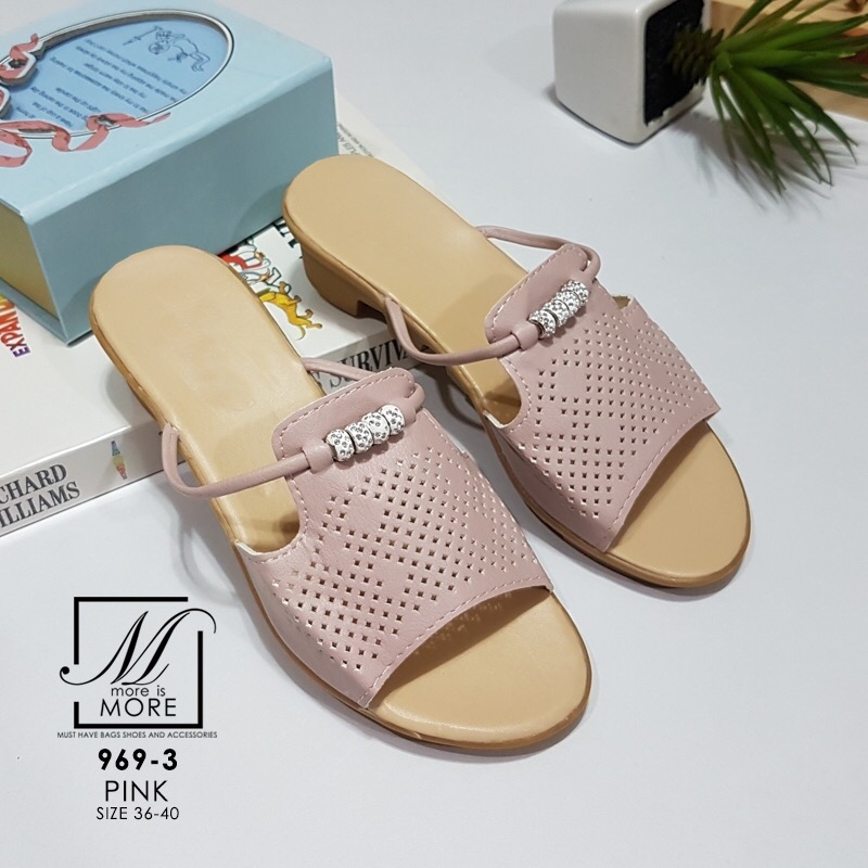 พร้อมส่ง… รองเท้าลำลองพื้นนิ่ม มาล้าววววว... รองเท้าลำลองพื้นนิ่มมากกกก... ส้นเตี้ย หน้าคาดหนัง pu ฉลุลาย แต่งดีเทลสายคาดเส้นเล็กๆ พร้อมประดับเพชรเล็กๆ ดูหรูหรา ใส่ง่าย match กับทุกชุด ราคาดี๊...ดี สาวๆ ไม่ควรพลาด รีบจับจองกันเลยน้าาา...