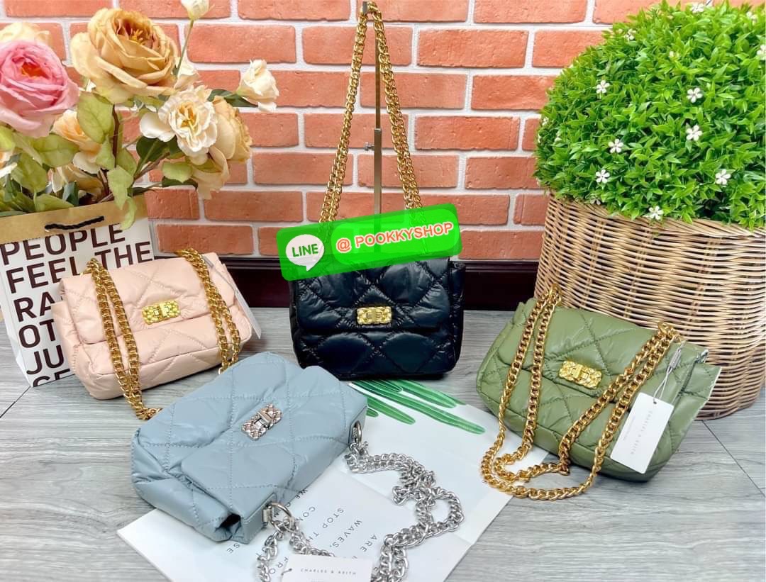 Charles & Keith Paffuto Padded Shoulder Bag มาเพิ่มสีสันให้กับสไตล์ในวันพักผ่อนสบายๆของคุณให้ดูสนุกขึ้น ด้วยกระเป๋าสะพายไหล่ขนาดกลางที่โดดเด่นด้วยหนังเย็บบุลายตาราง โก้หรูด้วยดีไซน์ตัวล็อคโลหะที่เข้ากับสายสะพายโซ่ เปิดปิดแบบตัวหมุนล็อก ด้านในจุของได้เยอะ