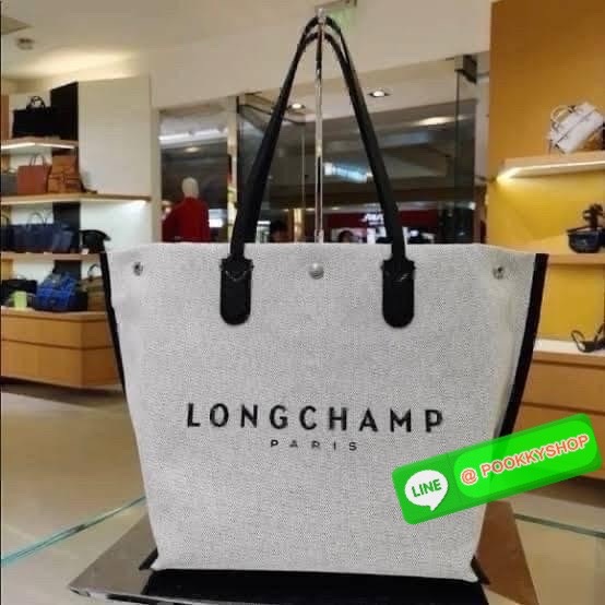 LONGCHAMP ESSENTIAL TOILE SHOULDER BAG L ECRU กระเป๋าสะพายไหล่ ใบใหญ่ สาวสายแบกไม่ควรพลาด ใส่เอกสาร แล็บท๊อป แฟ้มงานหรืออื่นๆใบเดียวจบคะ กระเป๋ามีความยืดหยุ่นและน้ำหนักเบา ปิดด้วยระบบสแน็ปอิน Longchamp ได้ปรับปรุงไลน์ผลิตภัณฑ์ ROSEAU อันเป็นสัญลักษณ์ใหม่ท