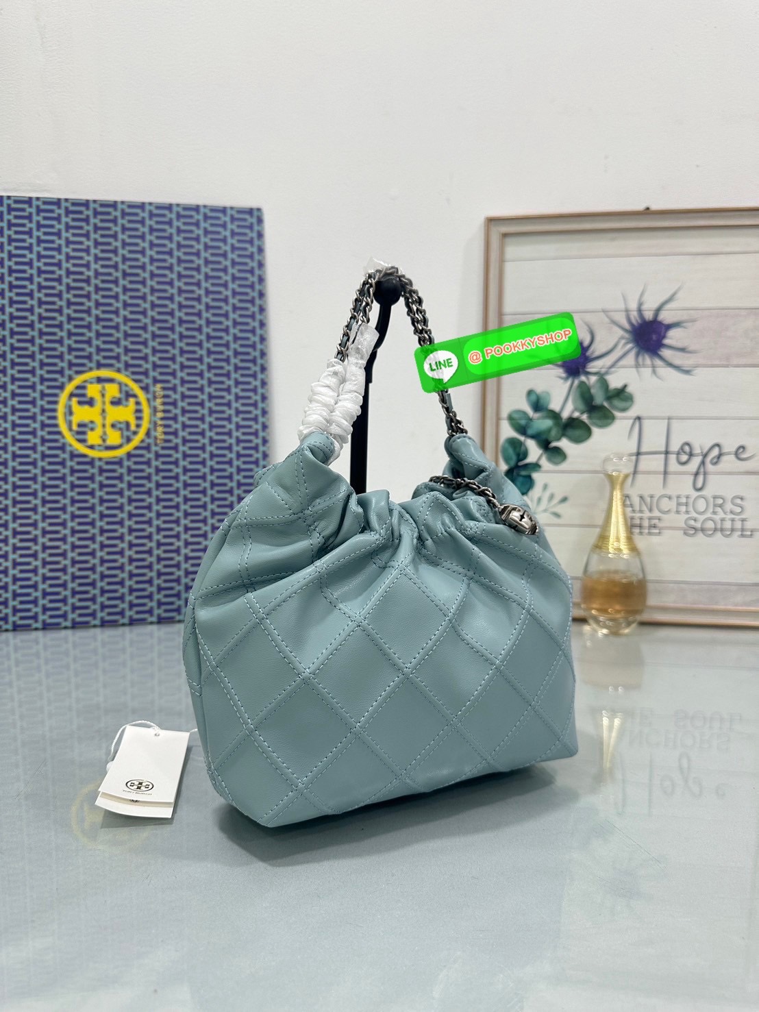 Tory Burch Fleming Drawstring Bag ผลิตจากหนังนิ่ม ตกแต่งด้วยลายไดมอนด์และสายโซ่