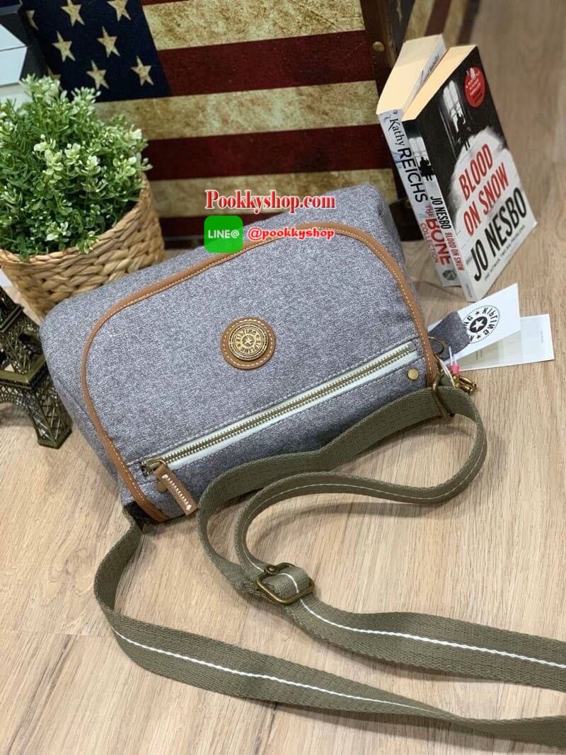 Kipling CARTERA KOUROU Crossbody Bag รุ่นใหม่สำหรับทรงครอสบอดี้ สไตล์สุดฮิตกับการใช้งานที่ง่าน หยิบจับของได้อย่างสะดวกสบาย เปิดปิดด้วยกระดุมแม่เหล็กและซิปด้านใสเพิ่อความปลอดภัย วัสดุ 100% Polyester ลายผ้าบุด้านในดูมีดีเทล สายสะพายปรับได้ฟรีไซส์ ปรับดับพวง