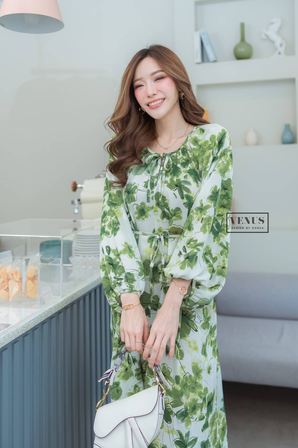 I'm Lady By Venus Flora MaxiDress แม๊กซี่เดรสแต่งแขนพอง ทรงปล่อยพิมพ์ลายดอกไม้ งานสวยน่ารักมากๆคะ ใส่สบายสุดๆคะ มาพร้อมกับสายผูกเอวเข้าชุดกันคะ แม๊ทกับรองเท้าผ้าใบก็น่ารักคะ