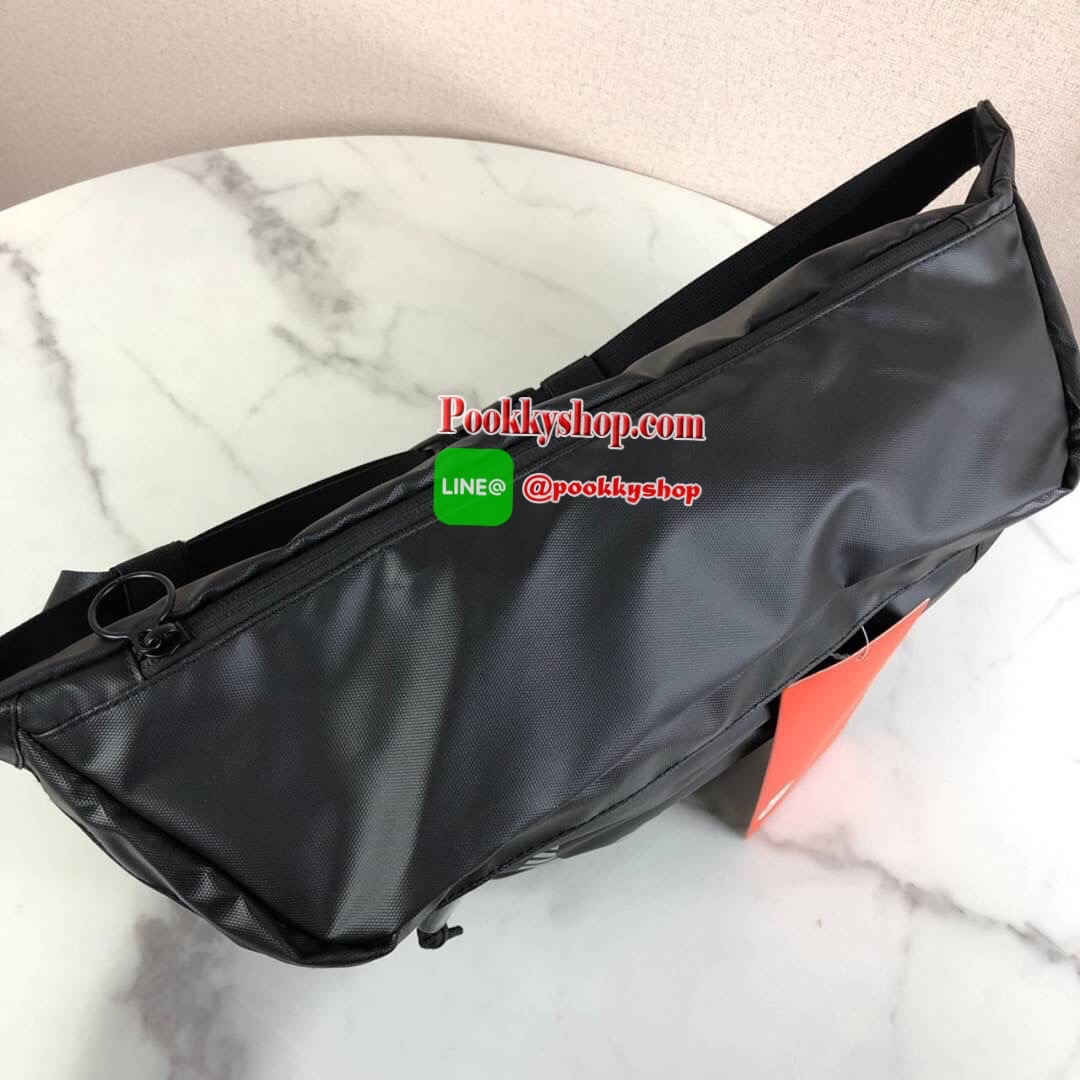 กระเป๋าคาดอก NIKE เปืด - ปิดกระเป๋าด้วยซิป แบ่งเป็น 3 ช่องใหญ่ และมีช่องตาข่าย 2 ช่องเล็กค่ะ สายสะพาย สามารถปรับได้ Free Size ค่ะ