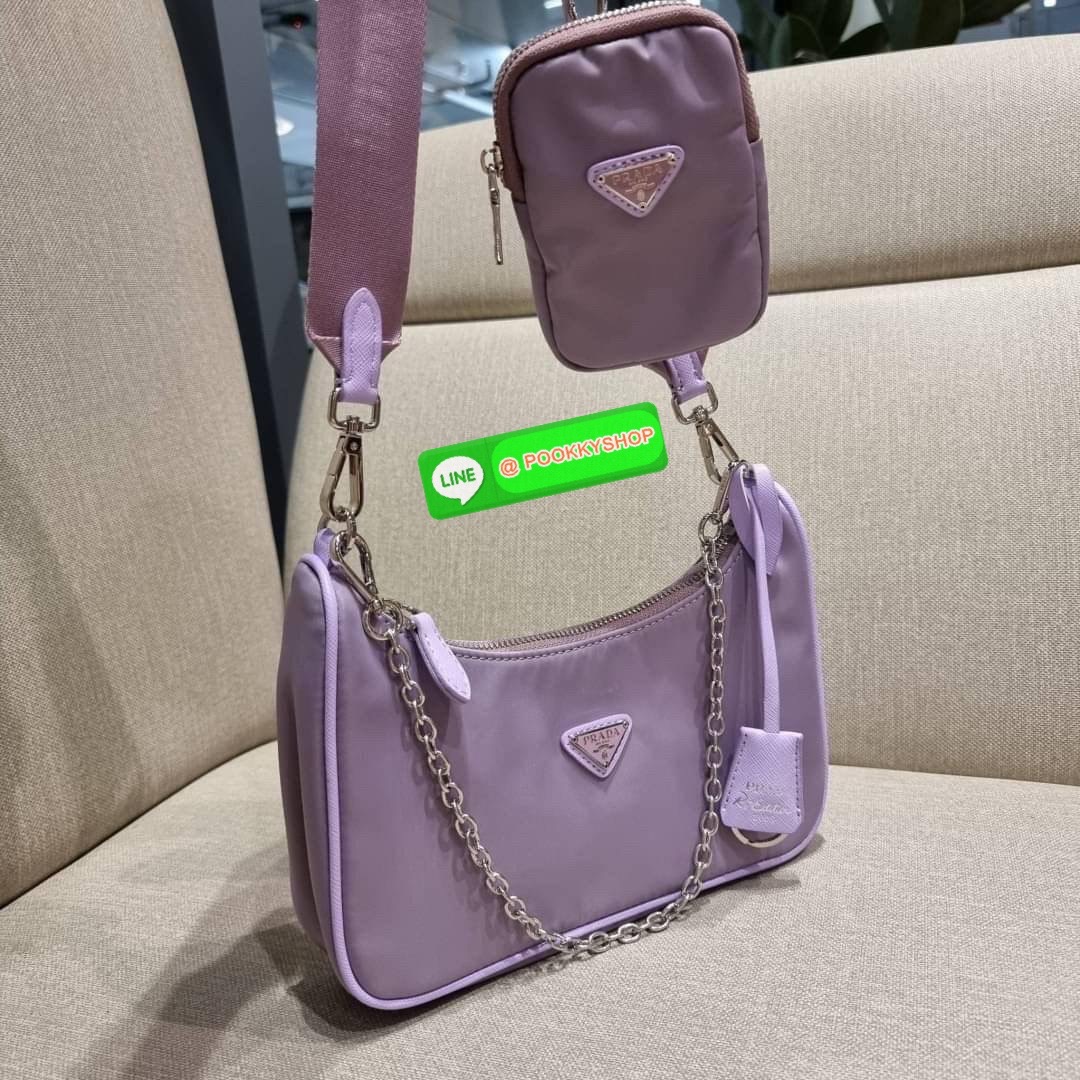 PRADA RE-EDITION 2005 RE-NYLON SHOULDER BAG ไอเท็มสุดปัง ที่ฮิตตลอดกาลไม่ว่าจะปีไหนๆ จัดให้ครบทั้งสีขายดีและสีใหม่ล่าสุด ที่สายคุณหนูห้ามพลาด!! กับกระเป๋าสะพายทรงคลาสสิค เหมาะเป็น everyday bag มากๆ วัสดุผ้าไนล่อนคุณภาพ พร้อมใบลูก ไว้ใส่เหรียญ ใส่กุญแจได้ส