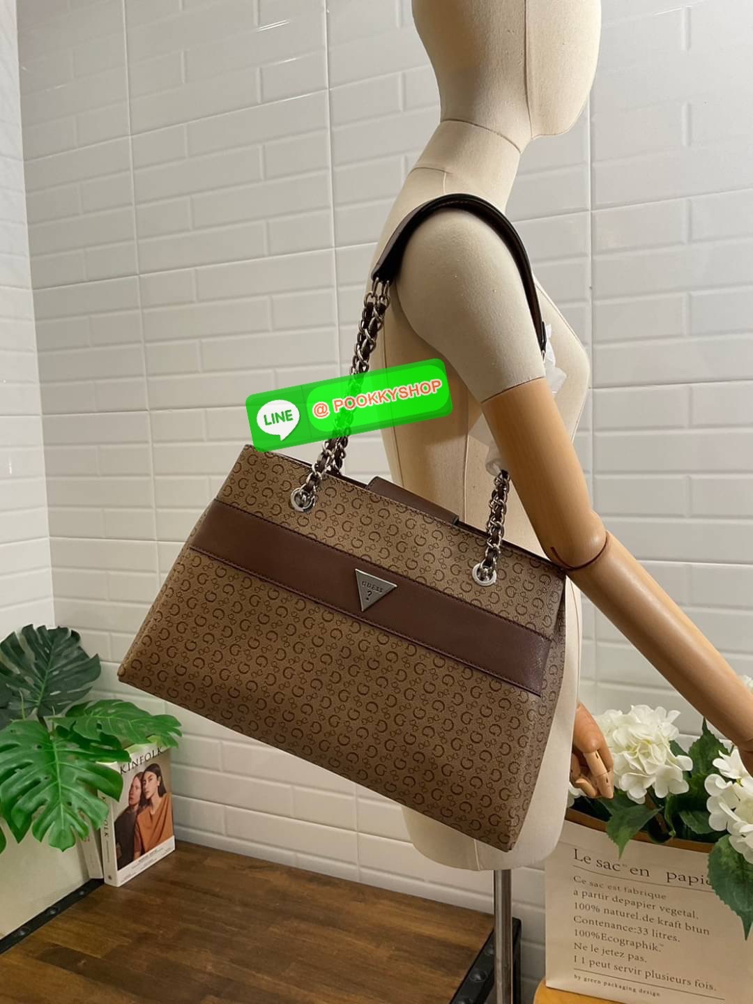 GUESS กระเป๋าสะพายผู้หญิง รุ่น SV859606 VIOLET SATCHEL กระเป๋าถือหรือสะพายสินค้านำเข้าจาก GUESS FACTORY รุ่นยอดนิยม ลายโลโก้ รอบใบ หนัง faux-saffiano หนังคุณภาพดี ตั้งอยู่ทรง สายโซ่ทองต่อหนังสะพายไม่เจ็บไหล่ โลโก้แบรนด์ สวยโดดเด่นที่กระเป๋าด้านหน้า เปิดปิ