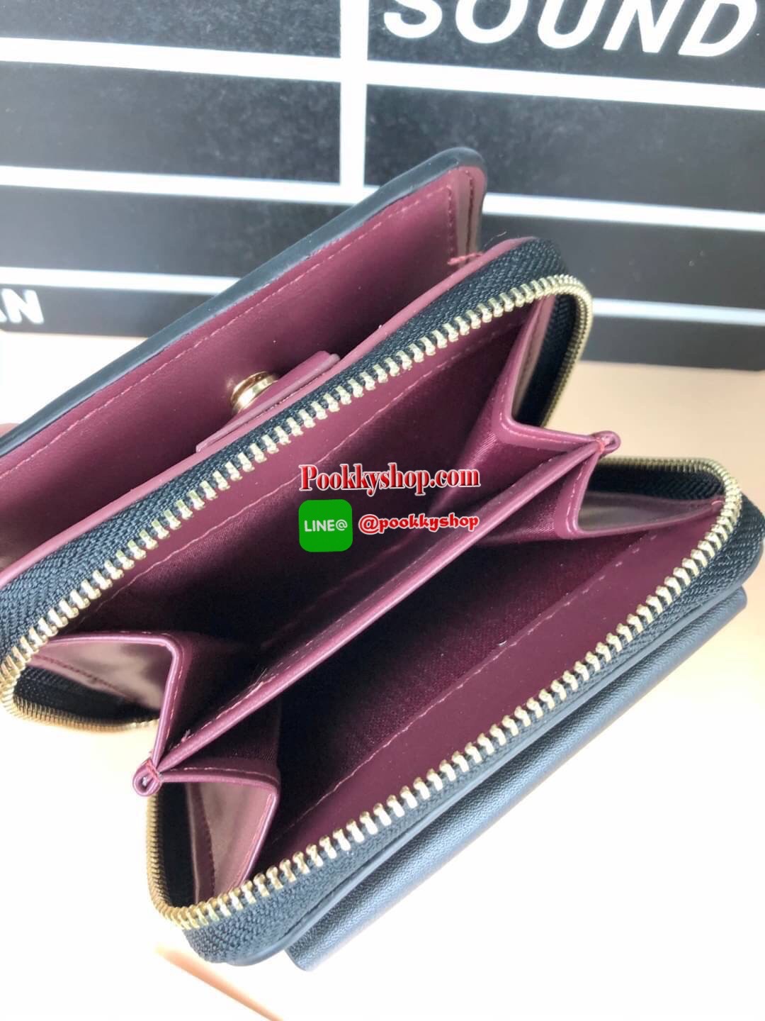 New arrival! Charles & Keith classic wallet กระเป๋าเงินใบสั้น จับถนัดมือมากเลยค่ะ ด้านหน้าปั๊มโลโก้แบรนด์สามารถเปิดกระดุมออกใส่การ์ดที่ใช้บ่อยได้พอดีค่ะ ช่องใหญ่เปิดปิดแบบกระดุม มีช่องการ์ด 8 ช่อง ช่องใส่ธนบัตรตามยาว และยังมีช่องซิปแยก สามารถใส่เหรียญหรือ