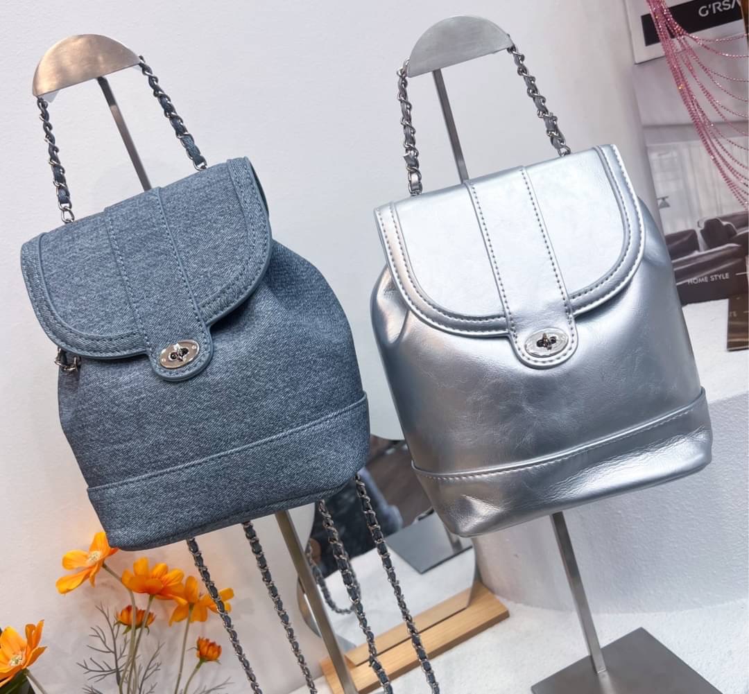 𝙉𝙀𝙒 𝙉𝙀𝙒 กระเป๋างานเกาหลีเกาใจ รุ่นนี้น่ารักทรงเป้เปิดด้านหน้าฐานกระเป๋าแข็งแรงอยู่ทรงใส่ของได้เยอะ สายยาวสะพายได้ อไหล่เงินสวยมาก แมทส์กับชุดไปเมืองนอกคือดียจ์ ใบกำลังดีใส่ของได้เยอะ จัดเลยค่ะ