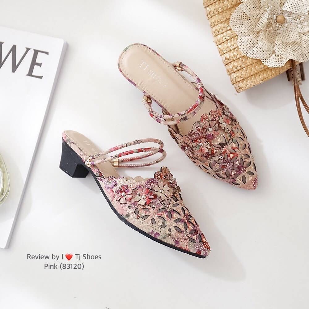 พร้อมส่ง เกร๋ขนาดนี้อดใจไหวหรอ !!! รองเท้าคัชชูสั่งทำพิเศษ ที่สวยเกร๋สุดๆ รองเท้ารุ่นนี้ใช้วัสดุเกรดพรีเมี่ยมทั้งหมด ผ้าลายเกร๋ๆ ใส่แล้วเท้าไม่อับใส่แล้วเท้าดูเรียว ใส่ได้ 2 แบบ น่ารักเพิ่มไปอีก น้ำหนักเบา แมทกับชุดอะไรก็เกร๋ก้สุดๆ ของจริงสวยมาก ตรงปกแน่น