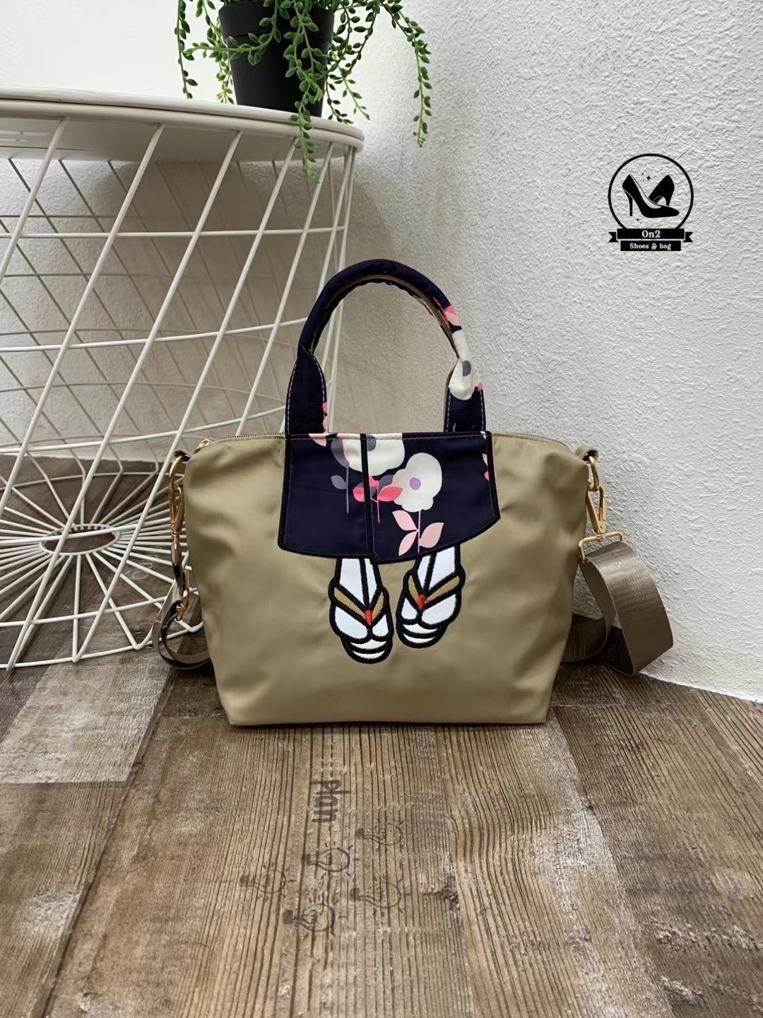 กระเป๋าทรงชอปปิ้ง shoping bag แบรนด์ mis zapatos วัสดุตัวกระเป๋าทำจากผ้ากันน้ำอย่างดี อะหลั่ยสีทอง water proof ด้านหน้าลายน่ารักมากๆ ด้านหลังมีช่องซิป มาพร้อมสายยาว ทำจากผ้ากันน้ำตัวเดียวกับกระเป๋า สามารถปรับระดับได้