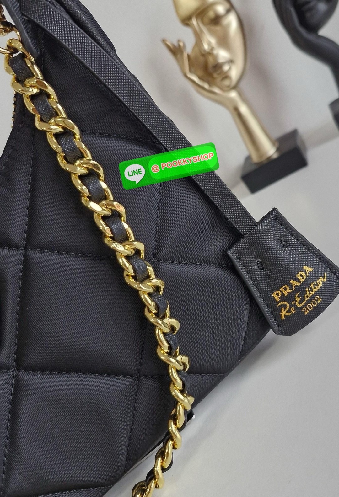 พร้อมส่งอีกครั้ง งานวินเทจสุดคลาสสิค PRADA RE EDITION ที่มาพร้อมสายสะพายสองแบบ สองสไตล์ (ถอดเปลี่ยนได้) อะไหล่ปั้มแบรนด์ทุกจุด วัสดุทำจากผ้า Nylon อย่างดี กันน้ำได้ อยู่ทรงสวย สามารถใส่กระเป๋าตังค์ใบกลางได้ ถอดเปลี่ยนสายได้ เปิดปิดด้วยซิป อะไหล่เงินทั้งใบ