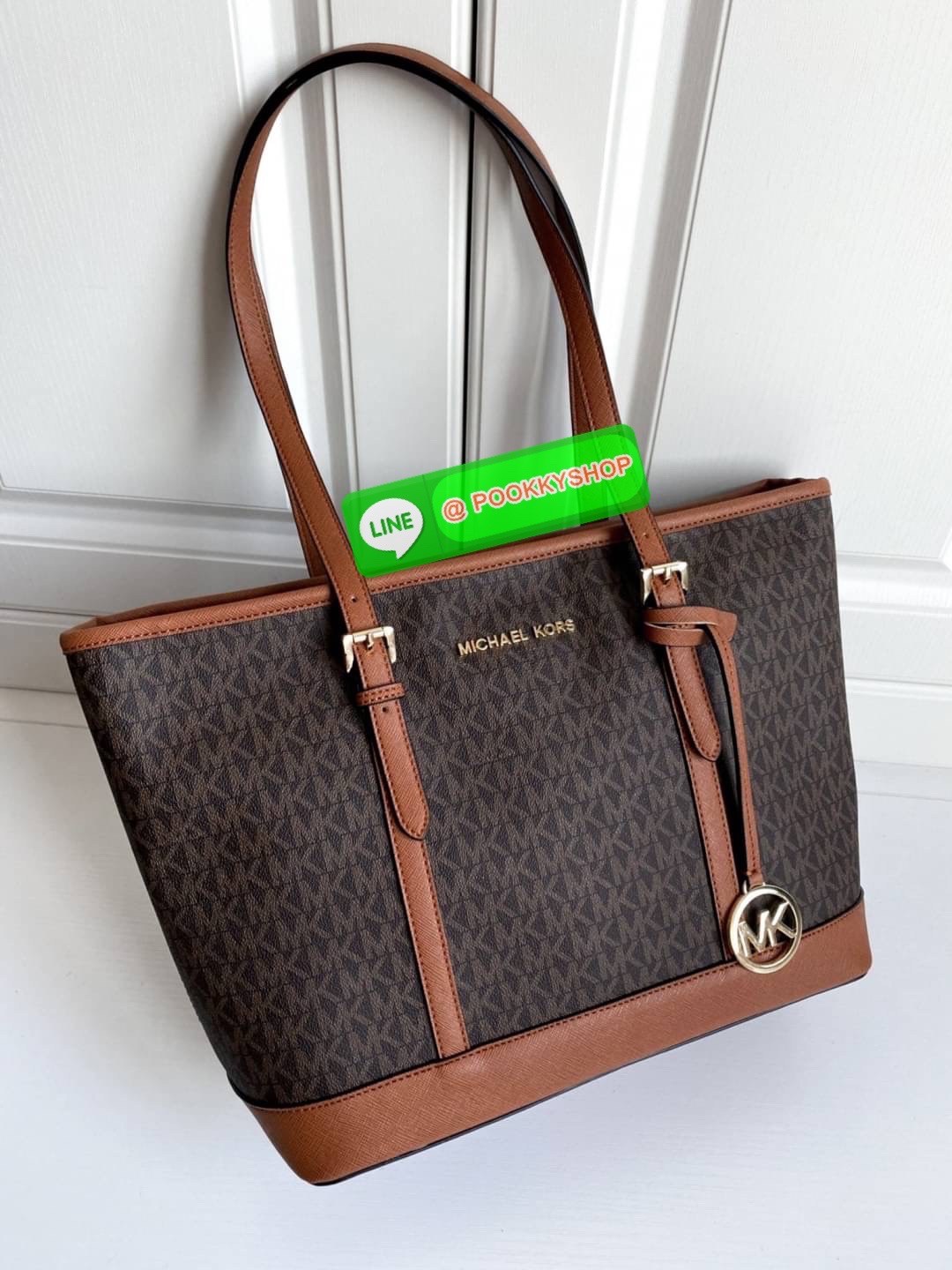 NEW ARRIVALS !! MICHEAL KORS TOTE BAG ของแท้ กระเป๋าสะพายทรง SHOPPING BAG หนัง PVC สวยหรูอยู่ทรง ด้านหน้าประดับโลโก้สีทองสวยหรูพร้อมห้อยพวงกุญแจ MK ภายในปิดเปิดด้วยซิปยาว มีช่องซิปและช่องเล็ก ซับในอย่างดีสกรีน กว้างและจุของได้เยอะมากค่ะ ใส่ ipad กระเป๋าสต