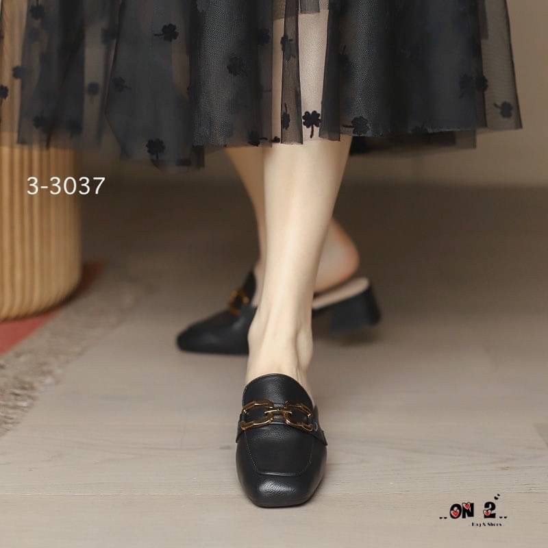 รองเท้าทรงคัชชูเปิดหลังหน้าประดับอะไหล่สไตล์แบรนด์ เสริมส้นสูง4ซม ใส่เดินง่าย งานทรงสวยใส่สบายค่ะใช้วัสดุเกรดดีสีดำอะไหล่ทองสวยหรูเข้ากับชุดง่าย