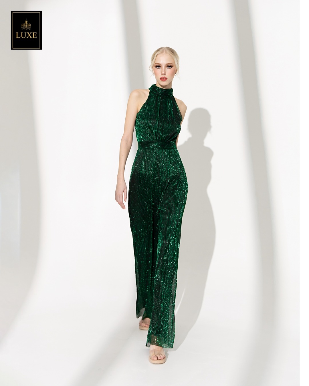 จั๊มสูทแฟชั่น จั๊มสูทเสื้อคอตั้งแขนกุด กางเกงขากระบอกกว้าง ทำจากผ้าราเม่อัดพลีท ผสมดิ้นเมทัลลิก