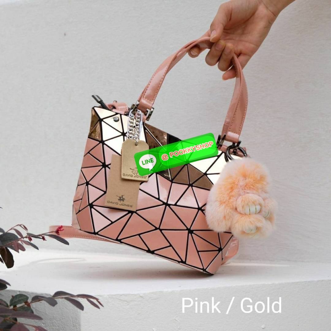 กระเป๋า ทรง Tote ตัวกระเป๋าเย็บติด ด้วยแผ่นอคิลิค สุดหรู ดีไซน์เกร๋ จุดเด่นที่ น้ำหนักเบา สามารถ ถือ หรือ สะพายไหล่ได้คะ ใบใหญุจุของคุ้ม แต่น้ำหนักเบาคะ มีใบเดียวจบ ควรมีติดตู้คะแนะนำเลย