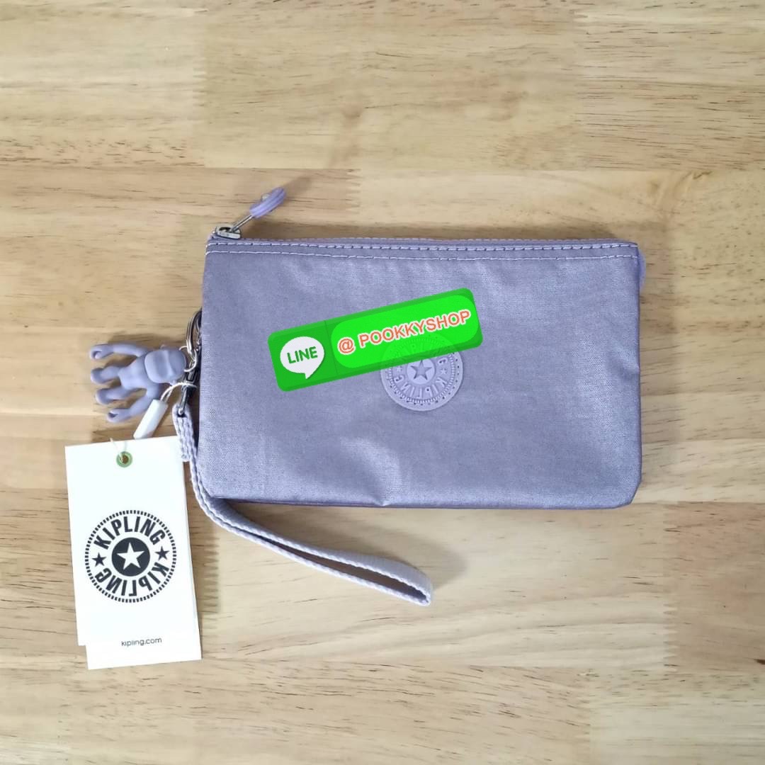 Kipling Creativity Large Pouch วัสดุ Nylon 100% กระเป๋าคล้องมือขนาดพอเหมาะ 7.25 นิ้ว พกพาสะดวก เปิด-ปิดด้วยซิปเดียวใช้งานง่าย ด้านในมีช่องกว้าง 2 ช่องและช่องซิปเล็กตรงกลางอีก 1ช่อง ใช้งานได้สะดวก สามารถใส่มือถือ 7.5 นิ้วได้ กุญแจรถ ธนบัตรได้ ล็อตนี้มาพร้อ