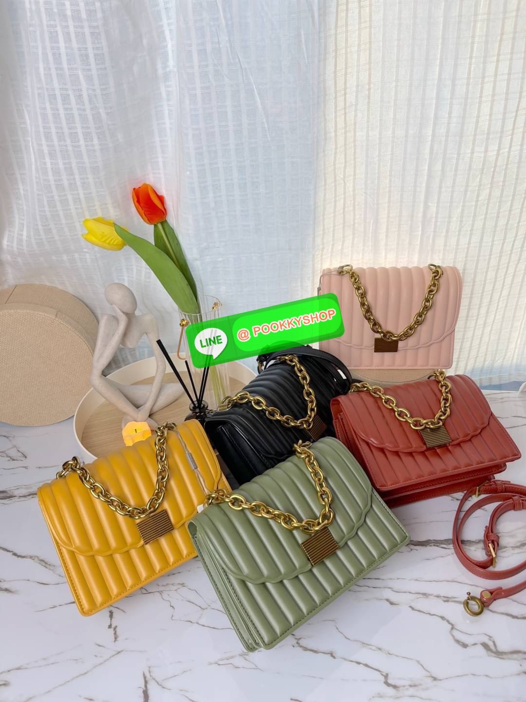 Charles & Keith Panelled Chain Handle Bag กระเป๋าสะพายรุ่นใหม่ชนช็อป รุ่นนี้จะถือคล้องแขน/สะพายแบบสายยาวได้หลายแบบ มีหูโซ่สีทองสวยหรู เปิดปิดแบบตัวเปิดล็อก ภายในแบ่งเป็น 3 ช่อง เป็นช่องซิปตรงกลาง ใส่ IPhone pro max และกระเป๋าเงินใบสั้นได้ค่ะ สายสะพายยาวถอ