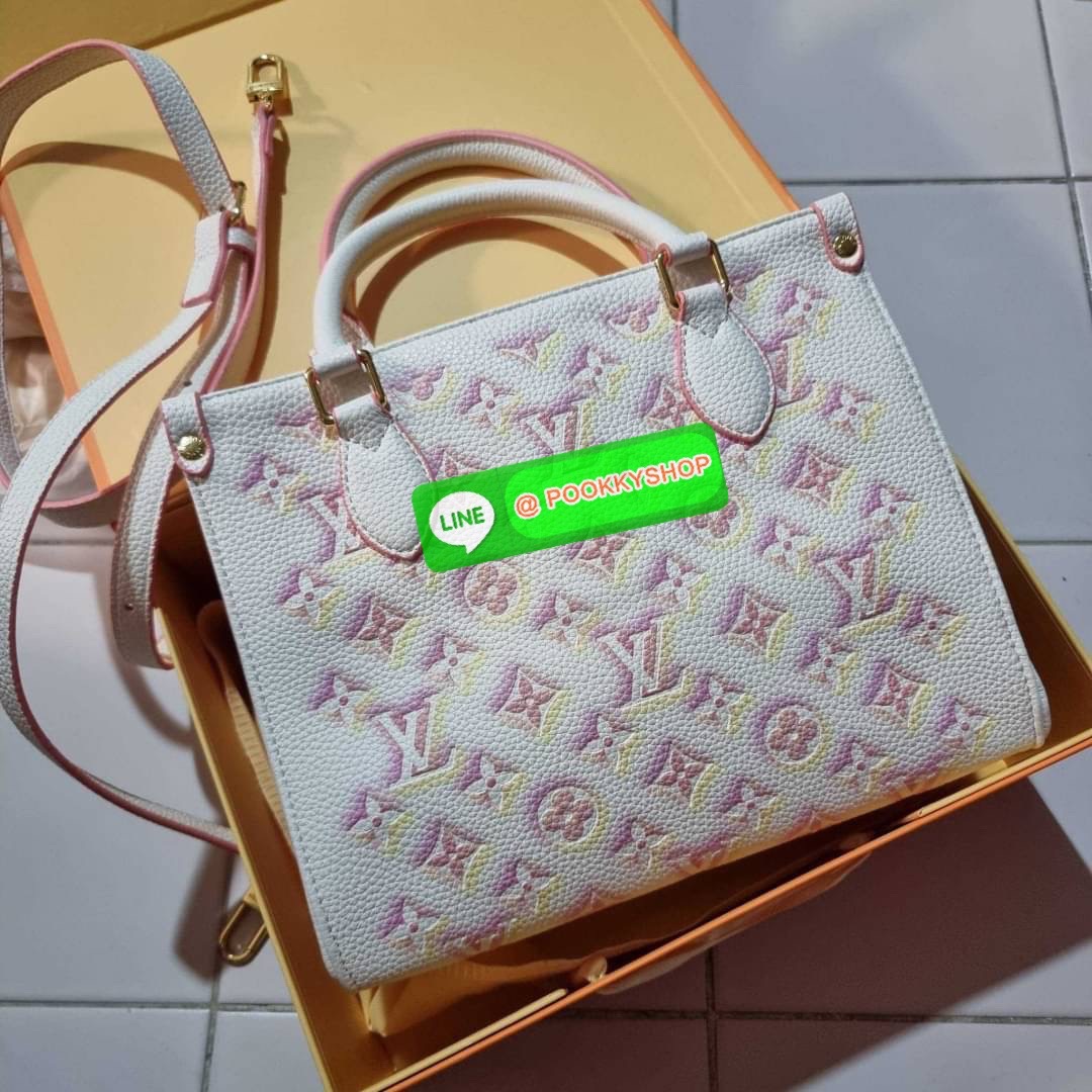 New arrival!! LV crossbody tote bag ดีไซน์ใหม่ น่ารัก ละมุน น่าใช้มาก จากเคาน์เตอร์ dutyfree กระเป๋าทรงโท้ทที่ใครเห็นต้องเป็นคลั่งรัก ดีไซน์คลาสสิค ผู้ดี หรูหรา โทนสีใช้งานง่าย ทุกสไตล์ วัสดุหนัง pepble มาพร้อมหูจับในตัว คล้องแขนก็ดูแพง หรือจะเกี่ยวสายครอ