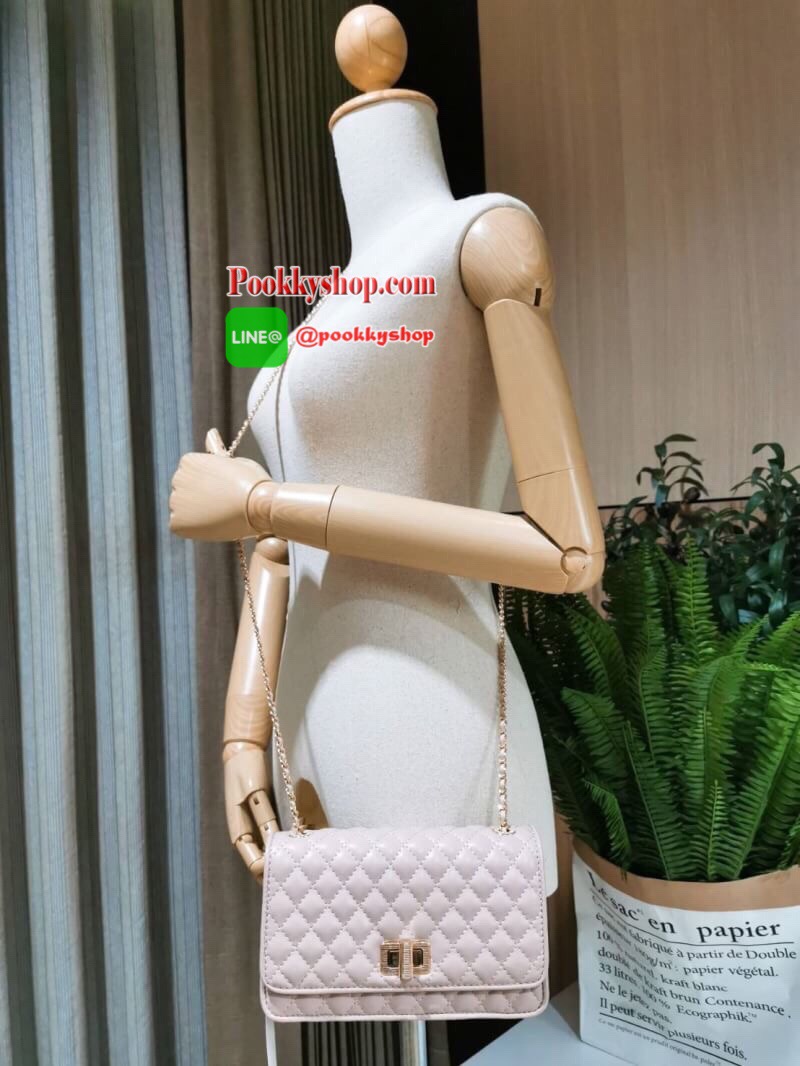 พร้อมส่ง! BEST SELLER! CHARLES & KIETH MINI CLUTCH BAG กระเป๋าสะพายทรงคลัชรุ่นยอดนิยมดีไซน์คลาสสิควัสดุหนังนิ่มลายตารางสวยอยู่ทรงขนาดมินิสไตล์ Chanel เปิดปิดด้วยตัวล๊อคแบบบิดอะไหล่ทอง ด้านหลังประดับโลโก้แบรนด์สวยดูดี มาพร้อมสายสะพายโซ่ร้อยหนัง Crossbody ไ