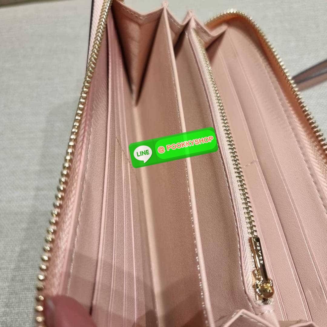 COACH C8695 LONG ZIP AROUND WALLET IN SIGNATURE CANVAS WITH MYSTICAL FLORAL PRINT พร้อมเสิร์ฟความหรู กับคอลใหม่ล่าสุด กระเป๋าสตางค์ใบยาวกึ่งคล้องมือ มาในดีไซน์ผู้ดี เรียบหรู ถือใช้แล้วขับผิวมาก ลวดลายดอกไม้คละเคล้าสวยงาม วัสดุหนังแคนวาสเคลือบลาย มาพร้อมสา