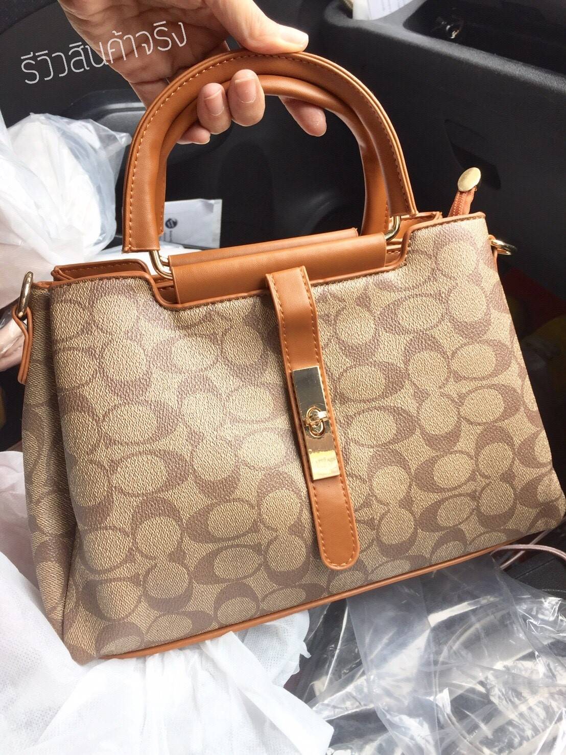 สินค้าดีมีคุณภาพ งานขายดีพร้อมส่งเลยค่ะ!! กระเป๋าสะพายทรงถือสไตล์งานแบรนด์ วัสดุ pu พิมพ์ลายโลโก้ เนื้อหนานุ่มขึ้นทรงคุณภาพดีไม่ซึมน้ำ ดีไซน์เรียบหรูดูดี หูจับกระเป๋าอย่างหนาแต่งอะไหล่แบบสายเข็มขัดด้านหน้าเก๋มากค่ะ ช่องใส่ของแบ่ง 3 ช่อง ใส่ของได้เป็นระเบี