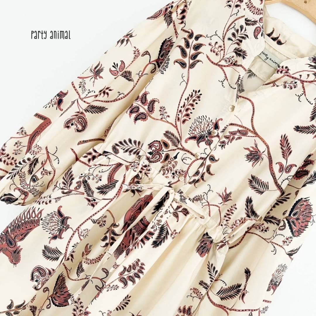 สวยจึ้งมากแม่!!! Maxi dress ทรงแขนยาวพองๆ คอจีนมีกระดุมหน้าอก ทรงปล่อย มีเชือกผูกในตัวรูดเอวได้ค่ะ มีกระเป๋าล้วงข้าง เนื้อผ้าคอตตอนใส่สบายมีซับในกระโปรงค่ะ