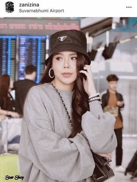 (n)(e)(w) พร้อมส่ง หมวก Prada Wow... มาแล้วคะ หมวกทรงบักเกตแบรนด์ Prada เป็นหมวกที่เหล่าดาราเซเลปล้วนต้องมี วัสดุอย่างดีกันน้ำ งานเกรดพรีเมี่ยม ใส่ได้ทั้งชาย-หญิงไม่มีไม่ได้แล้วนะคะ งานมาไม่เยอะคะ จัดโลด