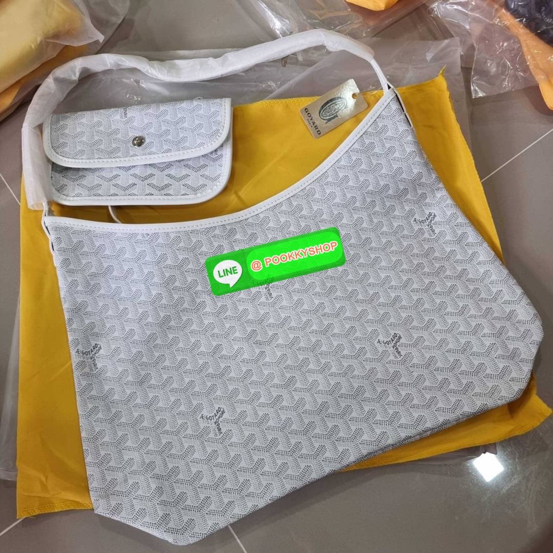 GOYARD BOHEME HOBO BAG ใหม่สุดคุ้ม กับกระเป๋าสะพายทรงโฮโบ ใบใหญ่จุใจ!! มาครบสีขายดี เลิศทุกสี รูปทรงคลาสสิค ดีไซน์เป็นเอกลักษณ์ วัสดุหนังแคนวาสพิมพ์ลายสวยคม ปากกระเป๋ามีซิปเปิด-ปิดกันของหล่นได้ ภายในโล่งกว้างมาก มาพร้อมสายคล้องในตัว ทนทาน สะพายสวยๆได้ทุกว