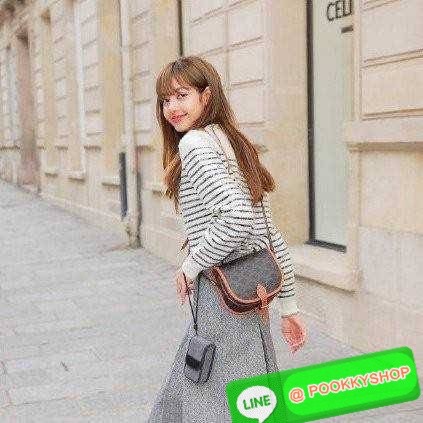 🔆 Model CELINE FOLCO SHOULDER BAG IN TRIOMPHE CANVAS 🔆 Details รุ่นยอดฮิต ขายดีไม่มีตก กับกระเป๋าสะพายข้าง ทรงสวยโดดเด่นเป็นเอกลักษณ์ ดีไซน์โค้งมนสวยงาม เปิด-ปิดกระเป๋าด้วยสายหนัง สายสะพายในตัว ปรับได้ ภายใรเป็นช่องโล่ง แบ่งสัดส่วนไว้อย่าง