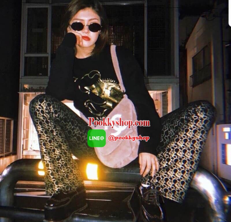 BEST SELLER! Chanel Beaute Crossbody Bag Gift With Purchase (GWP) กระเป๋าสะพายรุ่นฮิตพรีเมี่ยมกิ๊ฟของเเท้จาก Chanel Cosmetic Counter รุ่นแนะนำวัสดุขนวูฟหนานุ่มตัดโลโก้แบรนด์หนังแก้วสวยโดดเด่น น้ำหนักเบา เปิดปิดด้วยฝาปิดกระดุมแม่เหล็ก ขนาดกำลังดีสามารถใส่