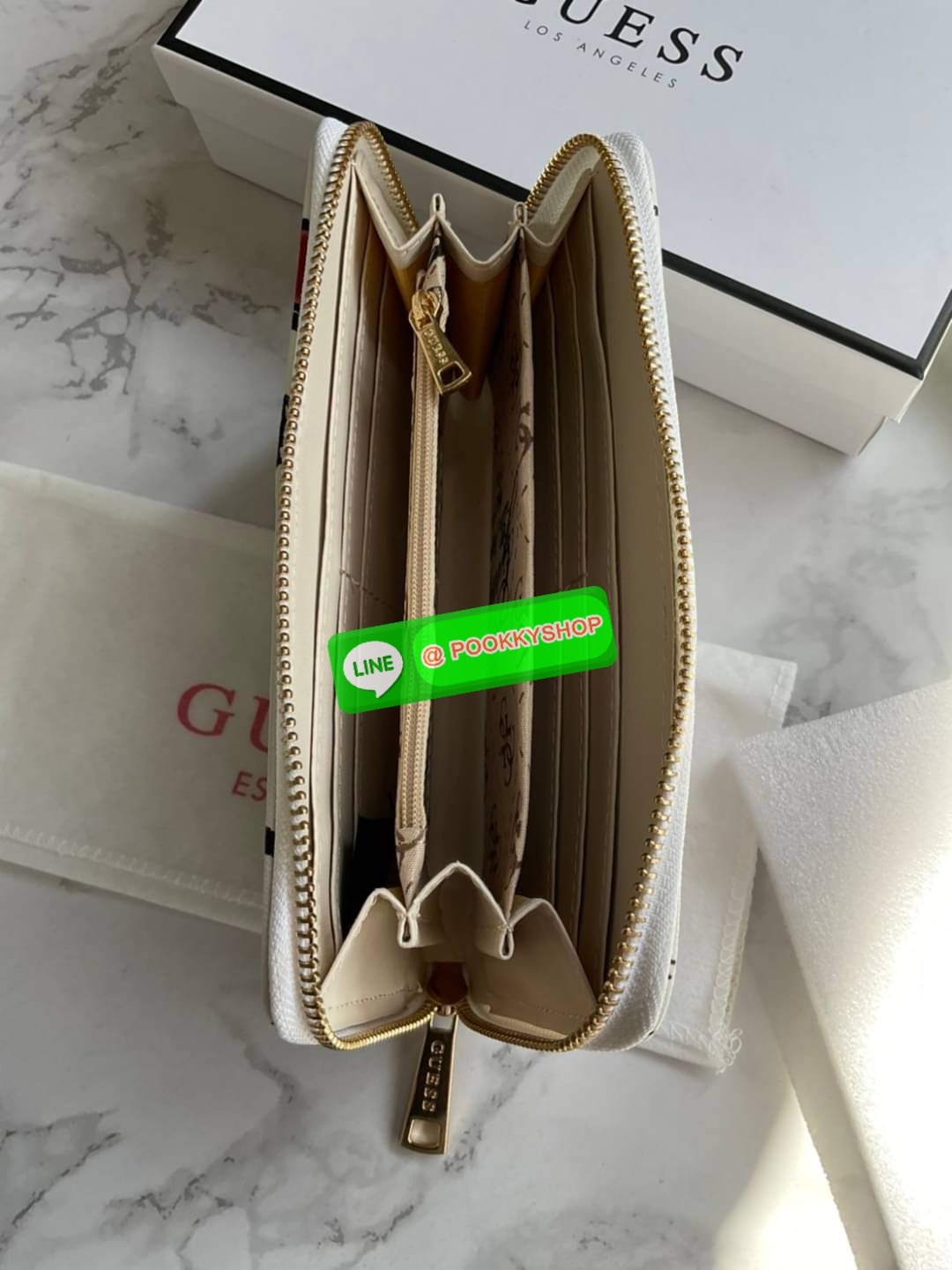 GUESS ABREE PRINTED ZIP-AROUND WALLET กระเป๋าสตางค์ใบยาวหนังซาเฟียโน่พิมพ์ลายดอกสวยหรู ด้านหน้าประดับโลโก้แบรนด์ เปิดปิดด้วยซิป ภายในแบ่งเป็น 3 ช่องหลักใส่ธนบัตรได้ มีช่องซิป 1 ช่อง ช่องใส่บัตร 8 ช่อง และมีช่องด้านหลังใส่บัตรสามารถใสธนบัตรได้อีกด้วย สามาร