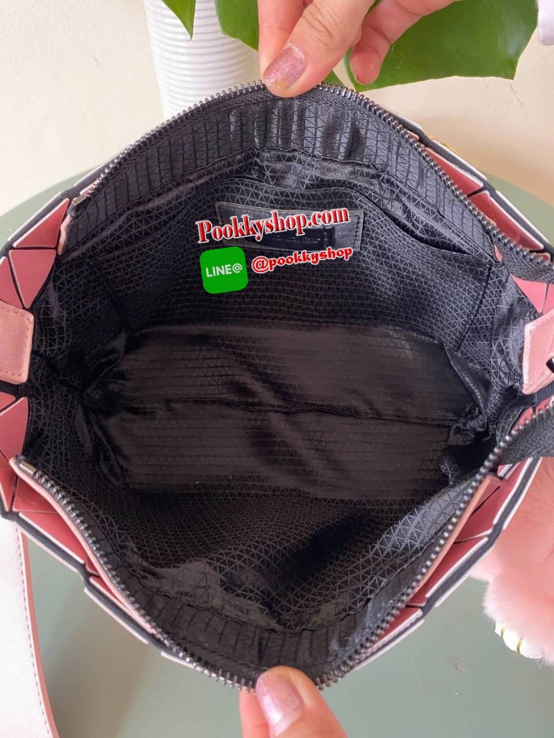 ใหม่ล่าสุด กระเป๋า จากแบรนด์ David Jones กระเป๋าถือ/สะพายข้างดีไซน์เกร๋มาก สีสวยหรูมาก ขนาดกำลังดีเลย น้ำหนักเบามากคะ ภายในมีช่องเก็บของจุกจิกได้ พิเศษ !! แถมน้องกระต่ายขนฟู เข้าset กับกระเป๋าเลยค่า น่ารักมากๆ มีถุงผ้าแบรนด์ให้คะ ใบจริงสวยมากคะ ดีต่อใจ มี