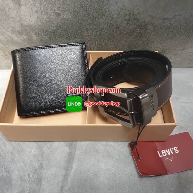 กระเป๋าสตางค์+เข็มขัด Levi's กระเป๋าด้านหน้าปั๊มโลโก้แบรนด์ด้านในมีช่องใส่บัตร และมีช่องใส่ธนบัตร 2 ช่อง มีช่องใส่เหรียญด้วย ส่วนตัวเข็มขัด Levi's หัวเข็มขัดเป็นแบบลำลอง ด้านหน้าปั๊มอักษรแบรนด์ ตัวสายสีน้ำตาลดำ ด้านหลังปั๊มชื่อแบรนด์ มีแท็กป้ายต