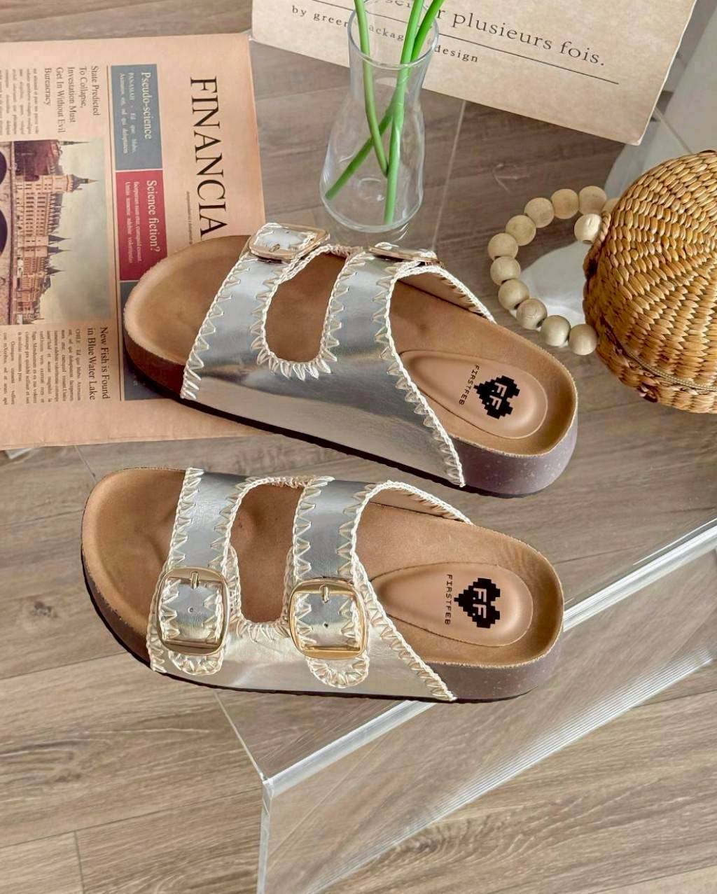 แบบมาใหม่ รองเท้าทรงไบเก้น ส้นหนา 1.5 นิ้ว เย็บตกแต่งลาย งานแฮนด์เมดช่างไทย พื้นเสริมฟองน้ำตรงส้นเท้า ใส่สบาย เข็มขัดปรับระดับเข้าออกได้ เป็นงานส้น PVC แต่งลายไม้ โดนน้ำได้ ไม่เหม็นอับ น้ำหนักเบา