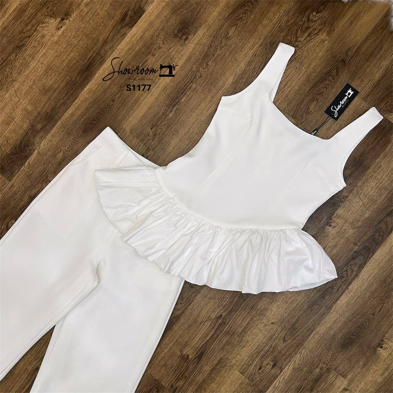 ชุดเซทแฟชั่น ตัวเสื้อชายตัดต่อระบายดูเก๋มาก กางเกงขายาวทรงสวย ใช้ผ้าอย่างดีในการตัดเย็บ