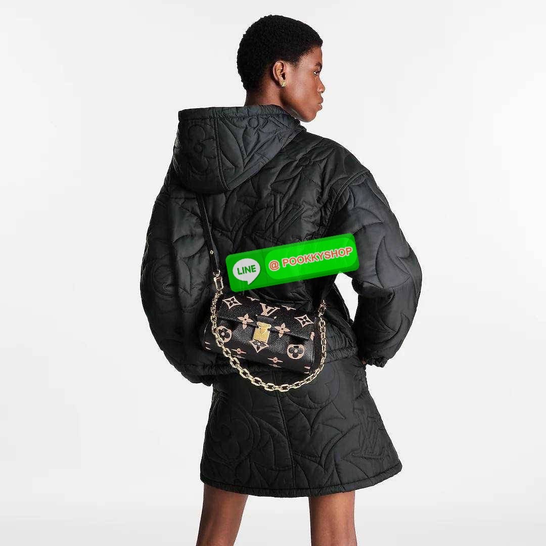 New in กระเป๋าสะพายคอลใหม่ล่าสุด สวยหรู ดูแพง ดีไซน์รูปทรงออกมาให้ใช้งานได้ง่าย เปิด-ปิดด้วยอะไหล่แม่เหล็ก ภายในโล่งกว้าง ใส่ของสำคัญได้ครบ มาพร้อมสายสะพายถึง 2 แบบ สายโซ่สะพายไหล่อัพความหรู และสายหนังที่ปรับยาวสั้นได้ สะพายข้างชิลๆก็ดูดี จัดให้พร้อมเสิร์