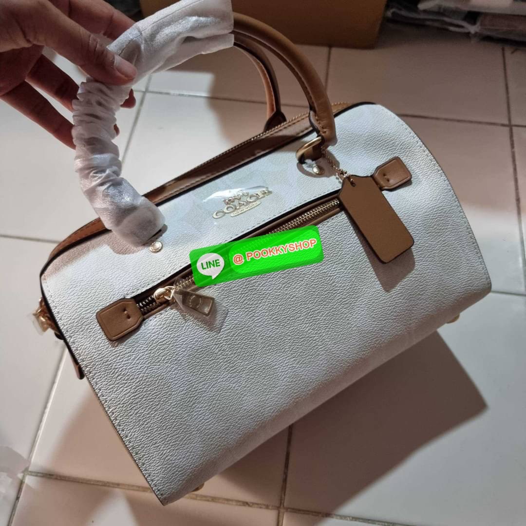 COACH CA149 ROWAN SATCHEL IN BLOCKED SIGNATURE CANVAS สีเข้าใหม่ตัวท็อปอีกหนึ่งรุ่น กับกระเป๋าทรงหมอน ดีไซน์คัลเลอร์บล็อค โทนสีตัดกันอย่างลงตัว ใช้งานง่าย ตอบโจทย์ทุกลุค ทุกสไตล์ มาพร้อมหูจับในตัว และสายครอสบอดี้ วัสดุหนังแคนวาสสลับหนังแท้ มีซิปด้านหน้า แ