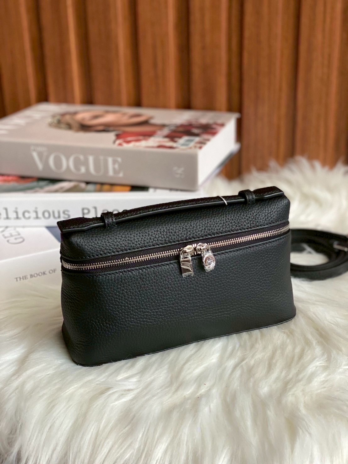 LP กระเเสเรียบหรูดูเเพงเเบบไม่ตะโกน ต้องยกให้รุ่นนี้เลยค่า งานตัดเย็บสวยมากกก เป็นหนังวัวเเท้ สัมผัสดีมากก จุของให้ครบ มือถือใส่ได้ทุกรุ่น มาพร้อมสายสะพายยาว