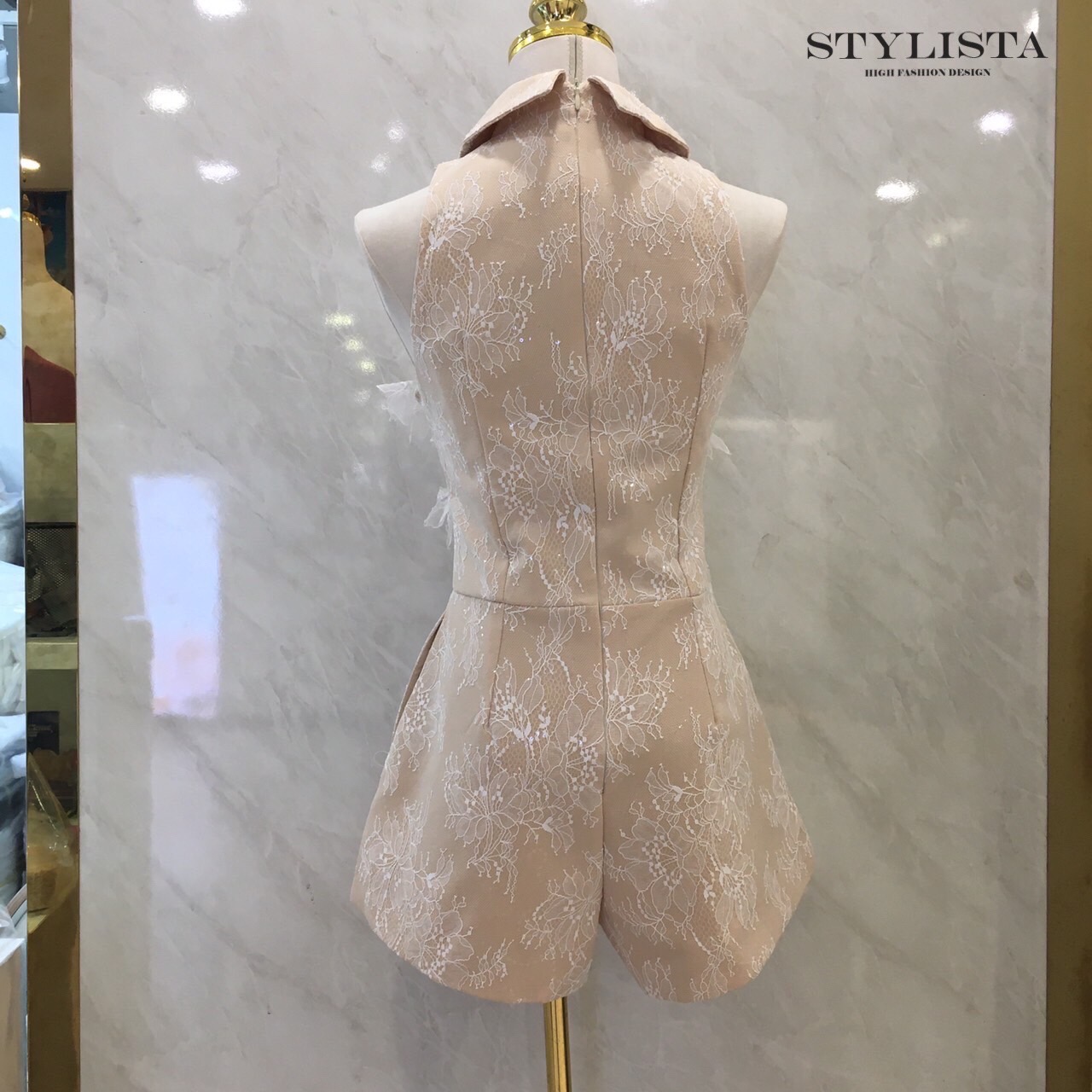 จั๊มสูทแฟชั่น จั้มสูทลูกไม้สีครีม – สไตล์หรูหรา หวานปนเซ็กซี่ที่ควรมีติดตู้!