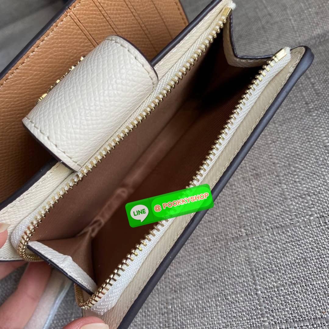 COACH 6390 MEDIUM CORNER ZIP WALLET กระเป๋าสตางค์ใบกลาง สีพื้นเรียบหรู วัสดุcrossgrain ภายในมีช่องใส่บัตรและธนบัตรได้ทุกชนิด มีช่องซิปใส่เหรียญ ขนาดกะทัดรัดพกพาง่าย คนชอบจัดระเบียบกระเป๋าสตางค์แนะนำเลยจ้า