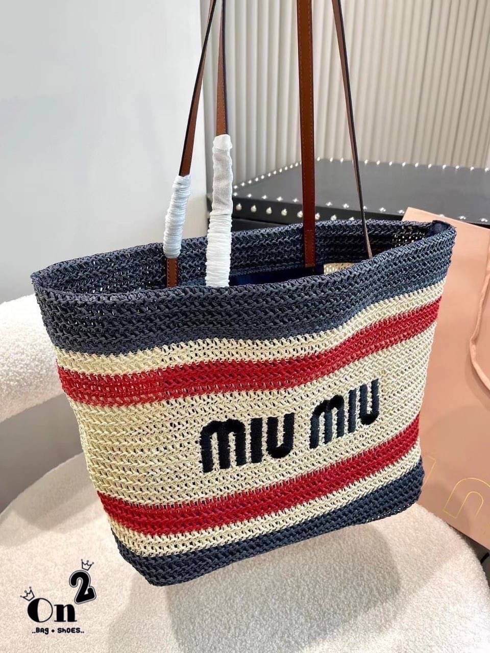 Miu Miu Women's Natural Colorblock Shopping Bag In Knit Fabric Onesize กระเป๋าทรงชอปปิ้งมาใหม่ งานถักสวยเป๊ะมากค่ะ ไซส์ใหญ่ใส่ของได้ครบจบที่ใบเดียว สาวๆนักช็อปห้ามพลาดนะ