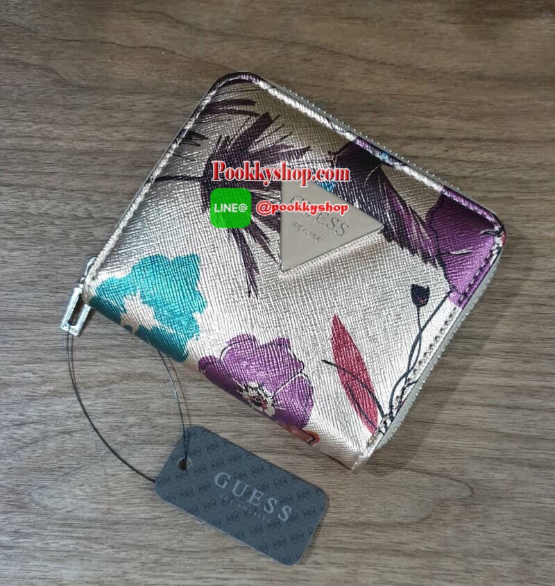 พร้อมส่งรุ่นหายาก! GUESS FACTORY WOMEN'S ZIP AROUND SHORT WALLET กระเป๋าสตางค์สั้นพับ2ตอนซิปรอบหนัง Saffiano ด้านหน้าประดับโลโก้แบรนด์สวยหรู ภายในมีช่องใส่ธนบัตร ใส่แบงก์พัน ช่องใส่เหรียญ และช่องใส่บัตรหลายช่อง ตัวจริงสวยน่าใช้ ภาพถ่ายจากสินค้าจริงค่