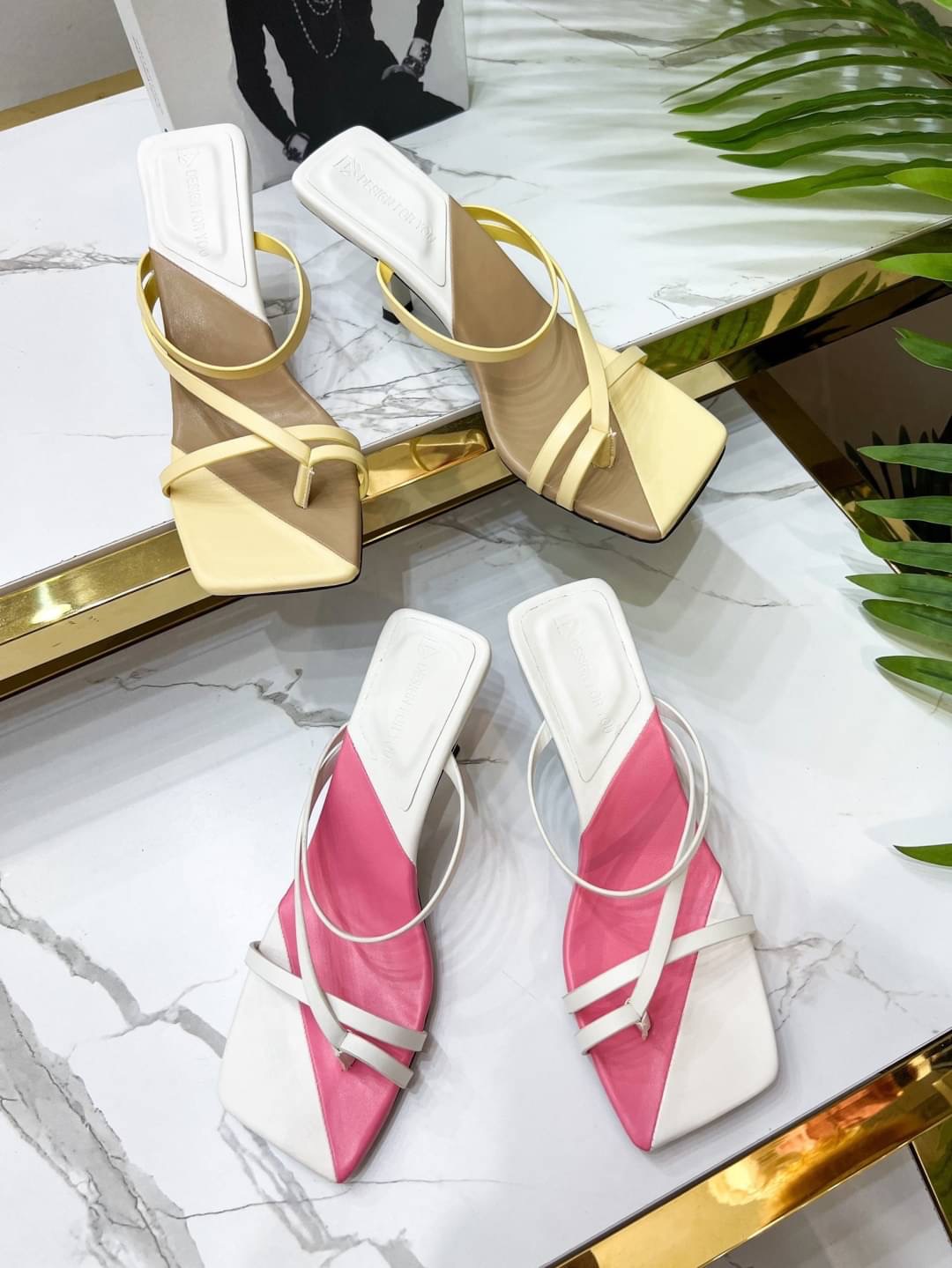 𝙉𝙀𝙒 𝙉𝙀𝙒 ‼️ รองเท้างานเกาหลี ส้นสูงคาดเส้น รุ่นนี้ความเกร๋เป็นสีทูโทน น่ารักมากๆ มีมาให้เลือก2สี สาวๆมินิมอลล์ไม่ควรพลาด พื้นนิ่มใส่สบาย แมทช์กับเสื้อผ้าง่ายเกาหลีเกาใจที่สุดค่ะ