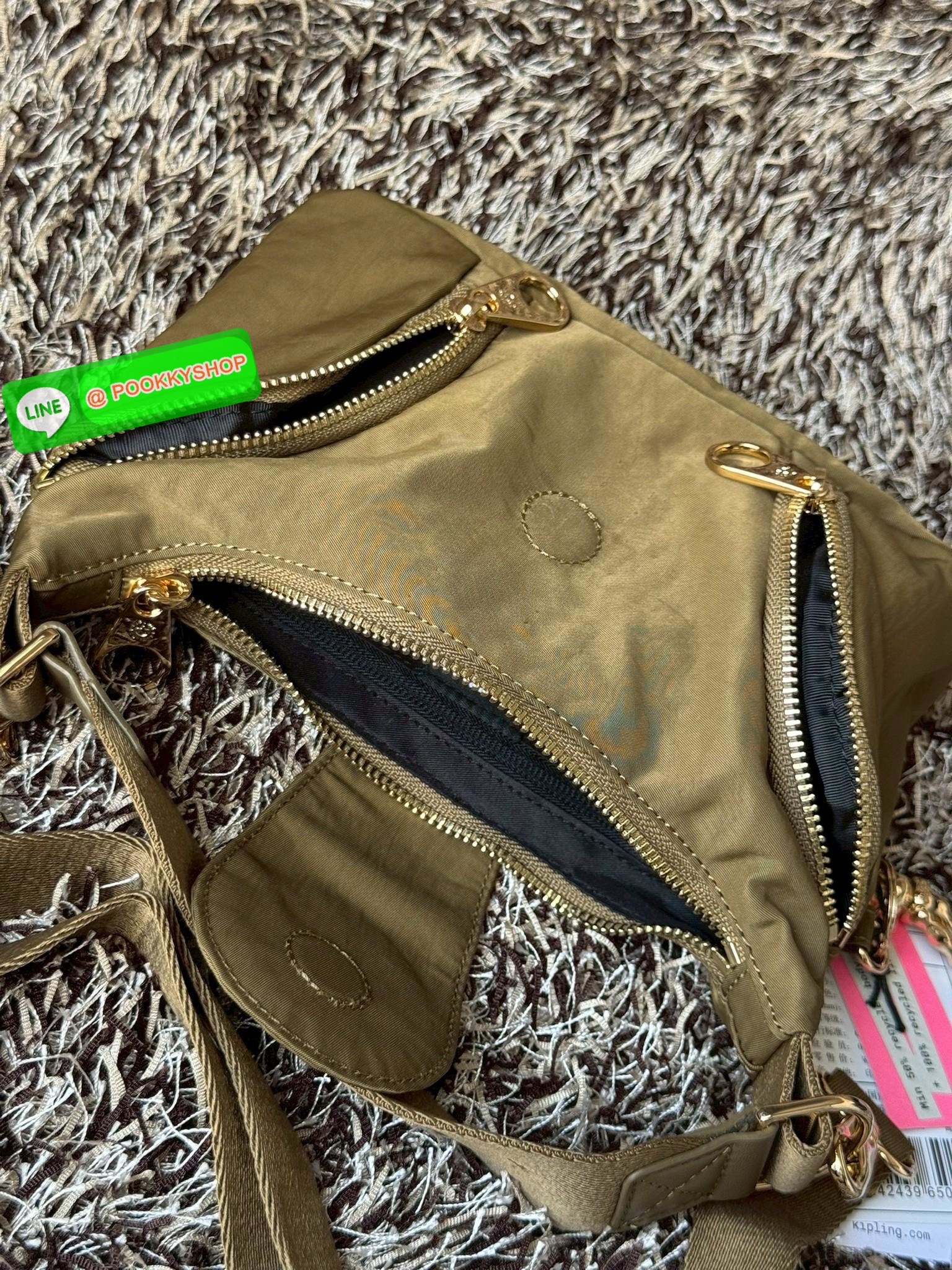 Kipling Syro Shoulder bag กระเป๋าในสไตล์มินิมอล แต่สามารถใส่สิ่งของได้ครบครัน มีทั้งช่องซิปภายในและนอก น้ำหนักเบา มีสายสะพายครอสบอดี้ได้