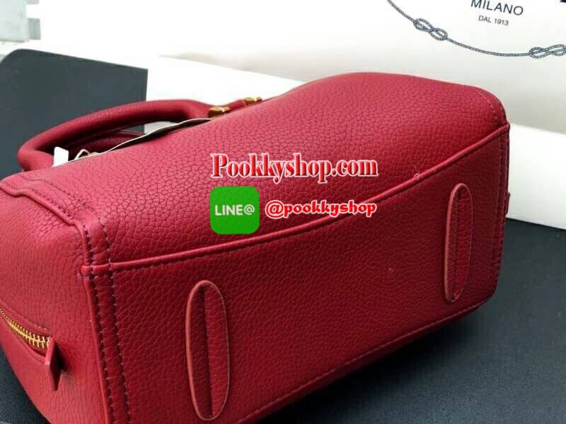 Prada Limited edition กระเป๋าอเนกประสงค์ทรงสวยหนังลายคาเวียร์มีสายยาว เลิศมาก ขนาดกำลังดี ใช้แล้วสวยมากๆ น้ำหนักเบา อะไหล่ทองหรูมาก จุของคุ้ม มี3ช่องหลัก เปิด-ปิดด้วยซิป งานเกินราคารับประกันค่ะ