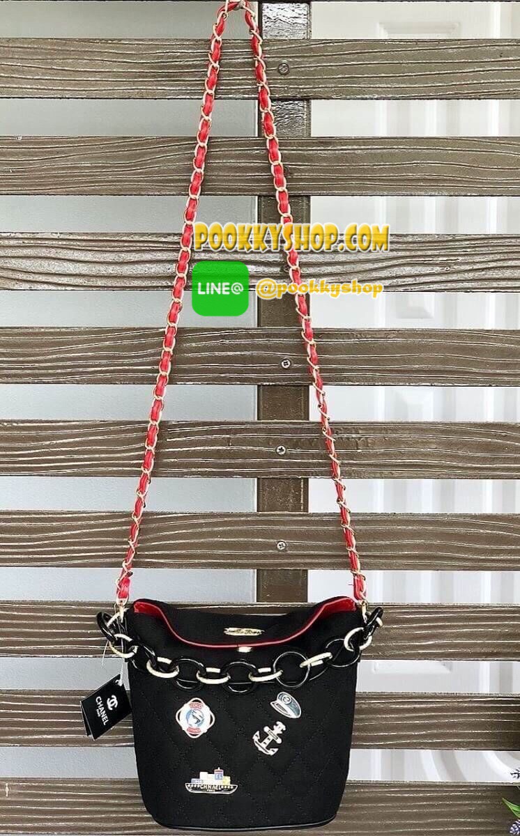 Chanel ทรงถัง เป็นกระเป๋าถือ/สะพายหลังอเนกประสงค์ แคนวาส เนื้อหนา ผิวสัมผัสคล้ายหนังกลับ ด้านในบุหนัง ฐานรองหนังปักcc ด้านหน้าปักอะไหล่ ประดับเพชรcz สายสะพาย2 แบบ เก๋มากๆค่ะ มีถุงผ้ากันฝุ่นแถมให้ค่ะ
