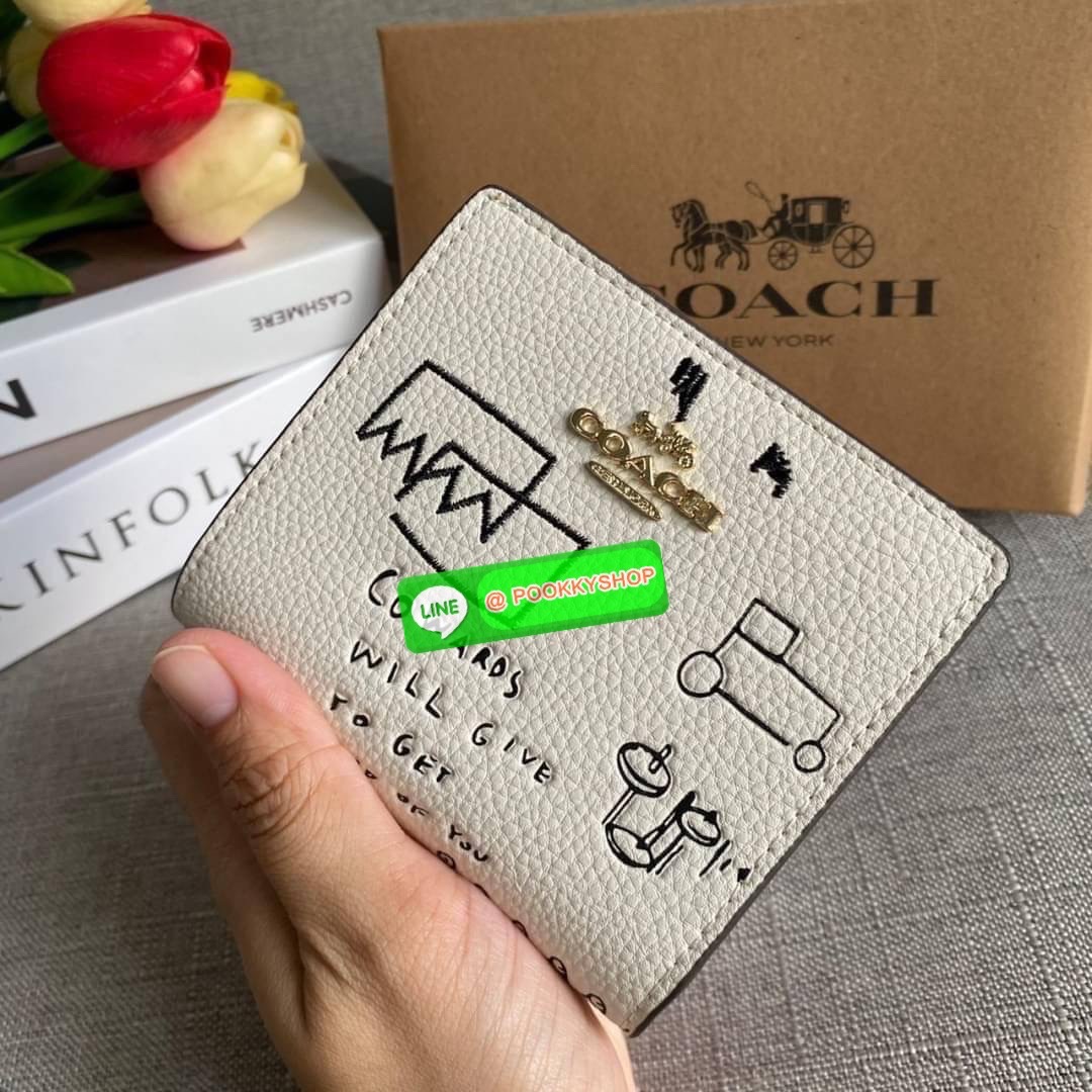 COACH X JEAN MICHEL BASQUIAT SNAP WALLET (COACH C5614) 🛍กระเป๋าสตางค์ใบเล็ก พกพาสะดวก วัสดุหนังแท้ ทนทาน เปิด-ปิดด้วยกระดุม ภายในมีช่องใส่บัตร ใส่ธนบัตรได้ทุกชนิด พร้อมช่องซิปแยกใส่เหรียญคะ