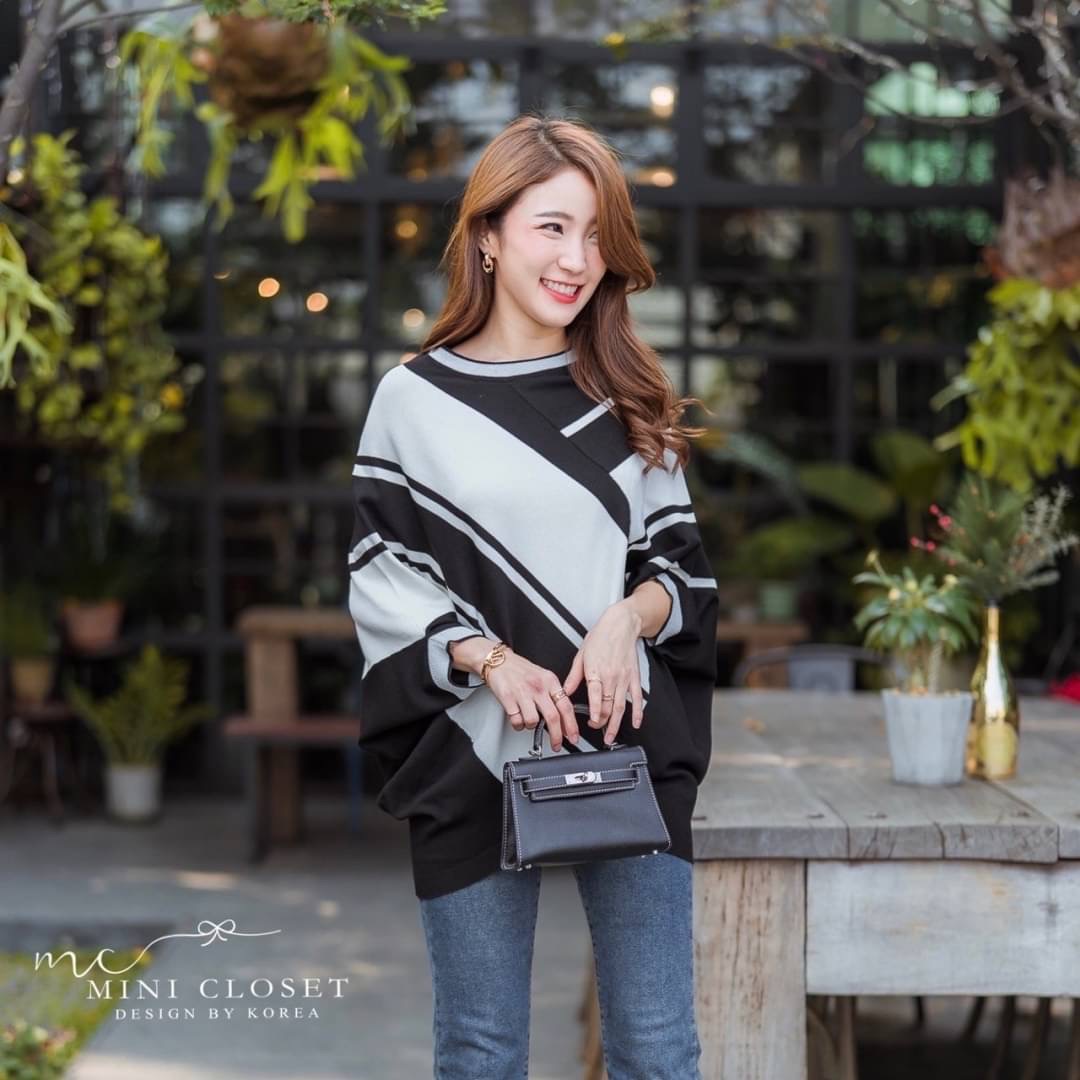 🍃Glister Knitted Tops🍃 ใส่ได้ตลอดมากแม่ กับเสื้อไหมพรมเนื้อผ้าทอสลับสี ความยาวดี ปิดก้นพลางให้ดูผอม แขนสามส่วน ผ้าเค้ามีประกายวิ้งวับ สบายผิวไม่คัน ดีไซน์เก๋ค่าา ดีแบบนี้ไม่พลาดนะจ๊ะ