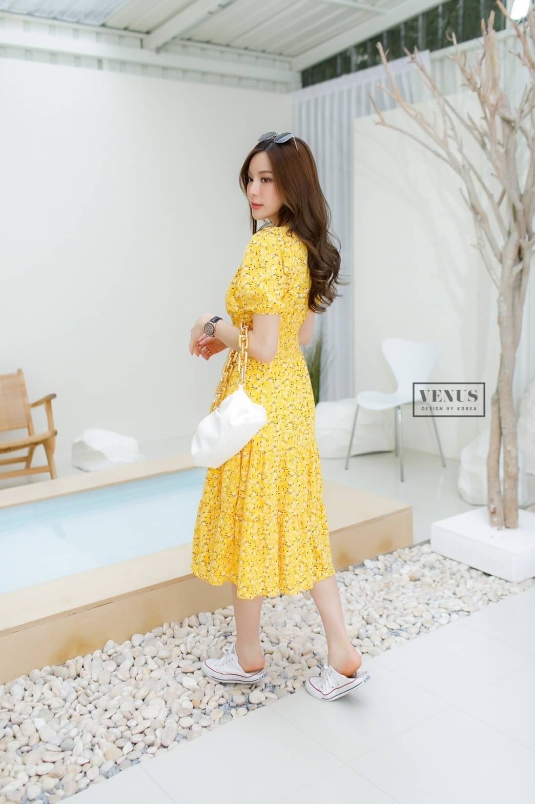 'm Lady By Venus Flora Maxidress แม๊กซี่เดรสพิมพ์ลายดอกไม้ คอวีทรงป้ายอก ช่วงอกแต่งจั๊มยืดตามตัวนะคะ แม๊ทกับรองเท้าผ้าใบก็น่ารักคะ